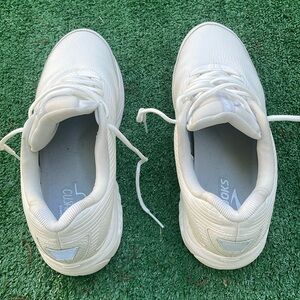 Brooks brother sneaker